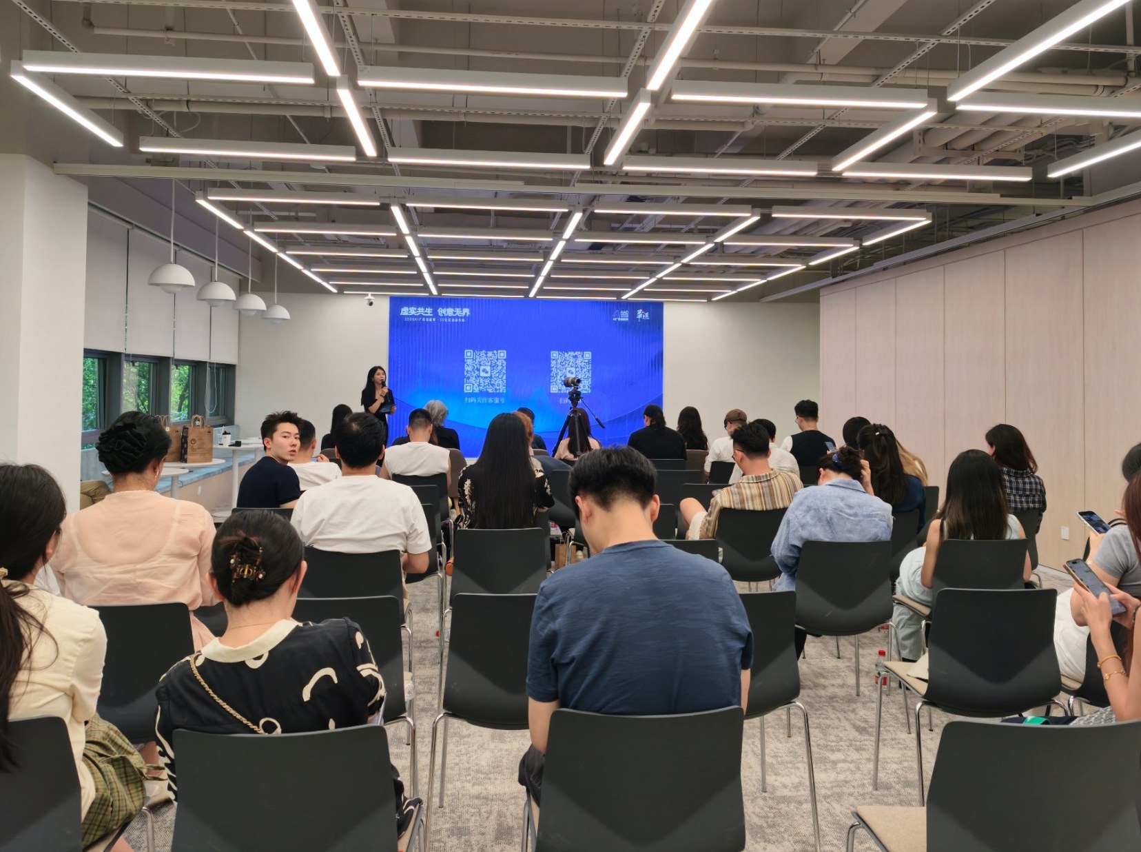 加速波教学基地阶梯教室，讲师在项目分享会上带练