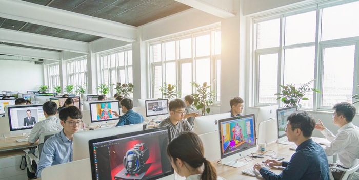 学员在开放工位进行 AI 内容创作实操