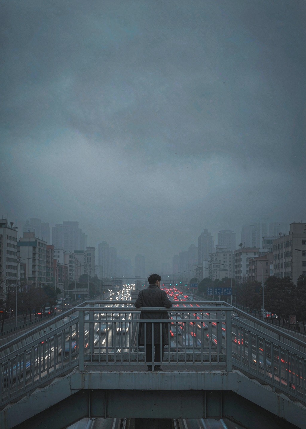 清晨雾气中的城市天桥，一人独行，冷调写实都市画面